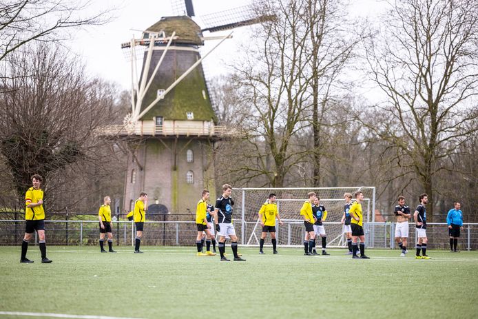 Voetballen in Vilsteren is spelen onder De Vilsterse Molen. De teams van Vilsteren en SV Zwolle zijn in afwachting van de voortzetting van het spel.