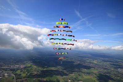 Mooie beelden: parachutespringers verbreken in Teuge Europees record, met 30-man in een ruit