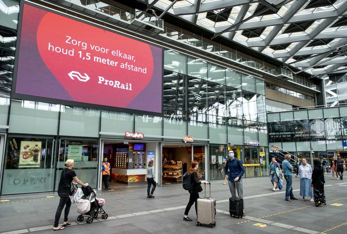 Een oproep om 1,5 meter afstand te houden op Den Haag Centraal Station. Ruim een kwart van de reizigers klaagt er volgens reizigersvereniging Rover over dat medereizigers geen mondkapje dragen of op een onjuiste manier.