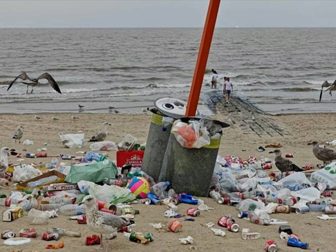 Badgasten laten strand van Blankenberge achter als stort: “20 meter verder staat onaangeraakte vuilnisbak”