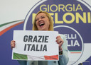 Giorgia Meloni, de leider van de extreemrechtse partij Fratelli d’Italia, toont een plakkaat met in het Italiaans ‘Bedankt Italië’.