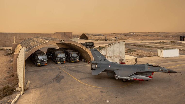 Een F-16 op de luchtmachtbasis in Jordanië vanwaaraf de aanval op Hawija werd uitgevoerd. Beeld Jan Dijkstra / Defensie