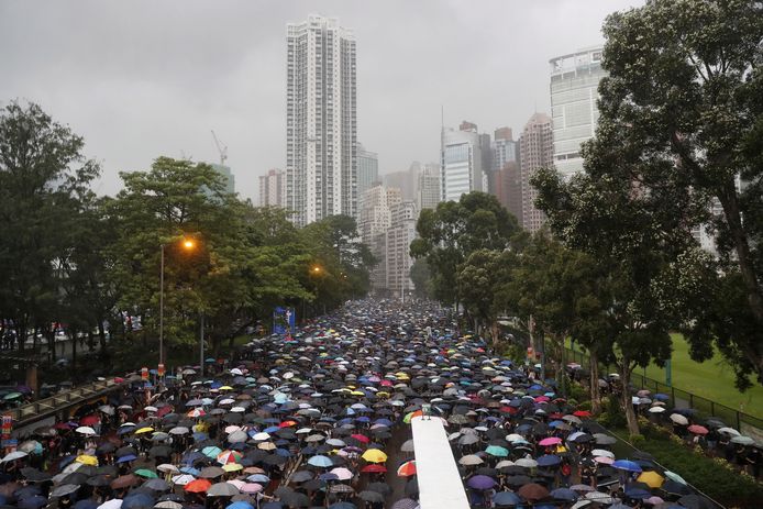 Meer dan een miljoen mensen daagden zondag op in een nieuw massaprotest. De Hongkongse overheid had toelating verleend voor een demonstratie in Victoria Park, maar niet voor een mars in het centrum.