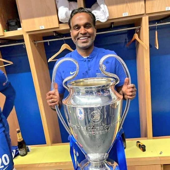 Indische yogameester Vinay Menon bij Chelsea met de beker van de Champions League 2021.