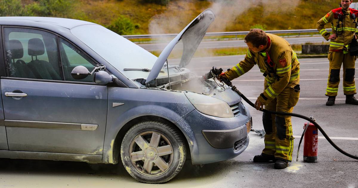 Auto in brand op parkeerplaats van benzinestation langs A1 bij Radio Kootwijk