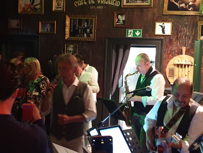 Helmut Lotti dook plots op bij de opening van café De Vrijheid in Hoogstraten.