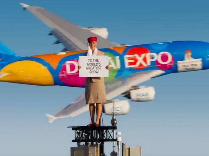 Emirates haalt nieuwe stunt uit voor wereldexpo: vliegtuig scheert rakelings aan stuntvrouw voorbij