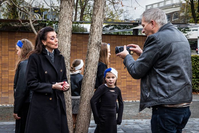 Zangeres Geke van der Sloot uit Urk neemt bij het Nationaal Holocaust Namenmonument een videoclip op van twee oude liederen over het lot van joden in de Tweede Wereldoorlog.