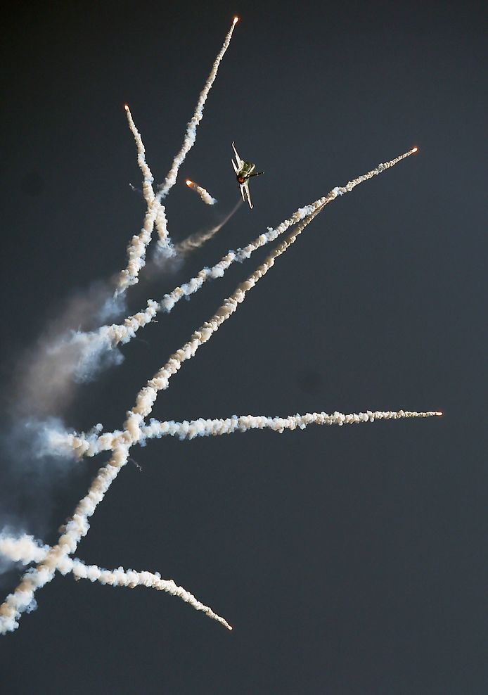 Een JF-17 gevechtsvliegtuig schiet magnesium lichtkogels af tijdens een militaire parade in de Pakistaanse hoofdstad Islamabad . Foto: Aamir Qureshi