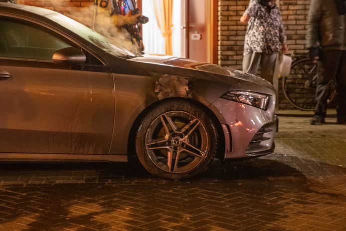 De auto heeft flinke schade aan het rechtervoorwiel.