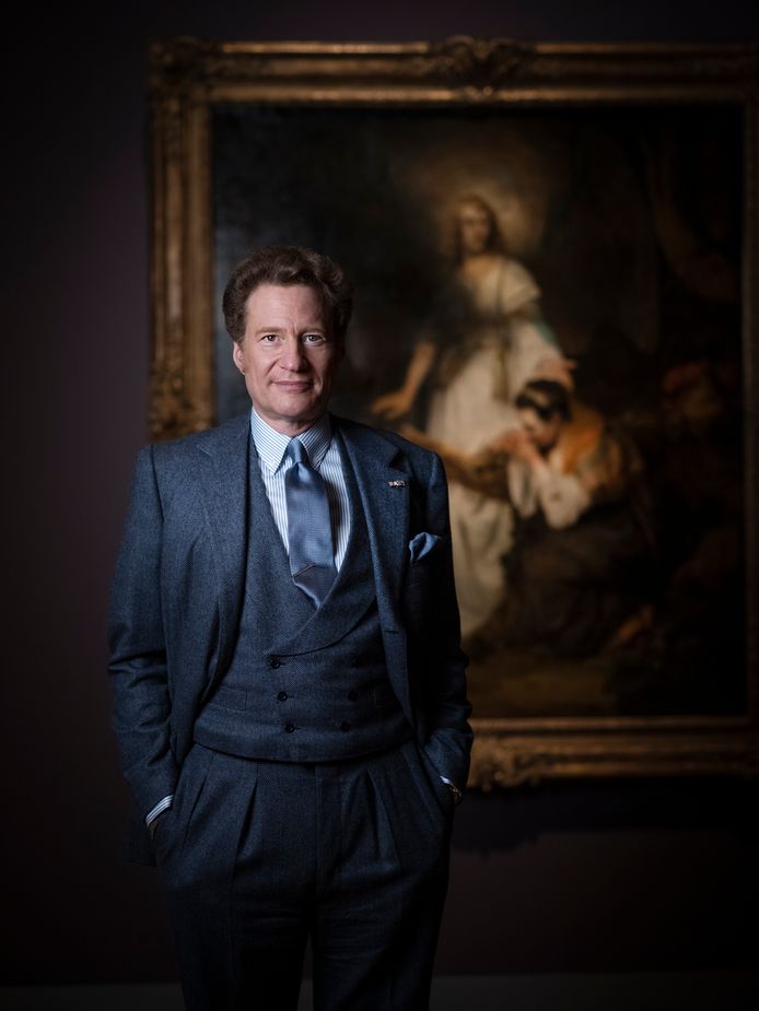 Thomas Kaplan in de Hermitage. Op de achtergrond is Hagar en de engel van Carel Fabritius te zien, ca 1645. The Leiden Collection is een van de grootste en belangrijkste verzamelingen van 17de-eeuwse Nederlandse schilderijen in particuliere handen.