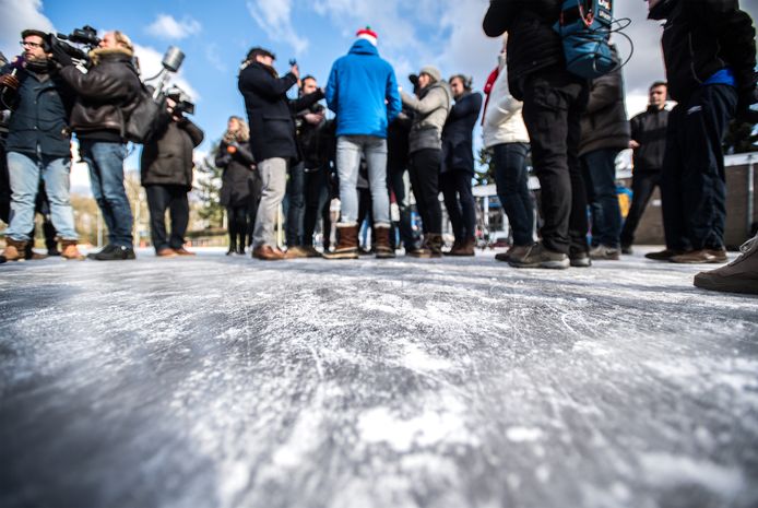 Drukte op de schaatsbaan in Arnhem.