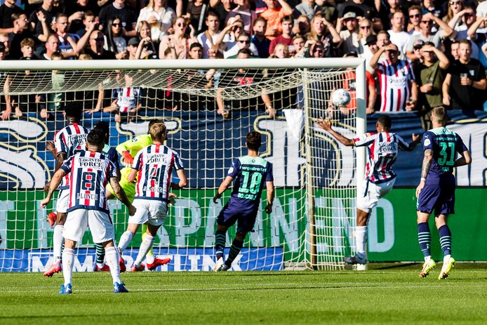 Eran Zahavi heeft de bal over zijn eigen doelman heen gekopt en zo komt Willem II op voorsprong.