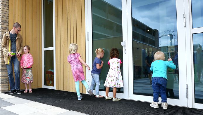Kinderen van basisschool De Bron op archiefbeeld uit 2017.