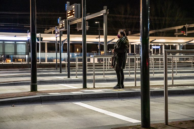 Wachtende reizigers op het station van Assen op het tijdstip dat de avondklok in zal gaan. Beeld Harry Cock / de Volkskrant