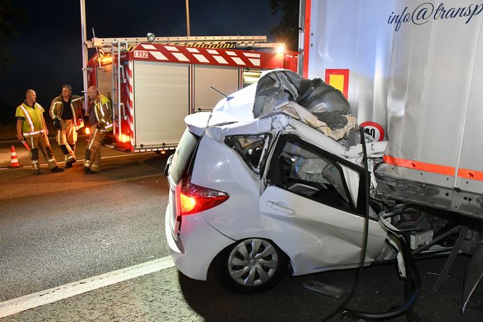 De Toyota Verso schoof gedeeltelijk onder de geparkeerde oplegger, na de verschrikkelijke klap langs de Noorderring in Vlamertinge.