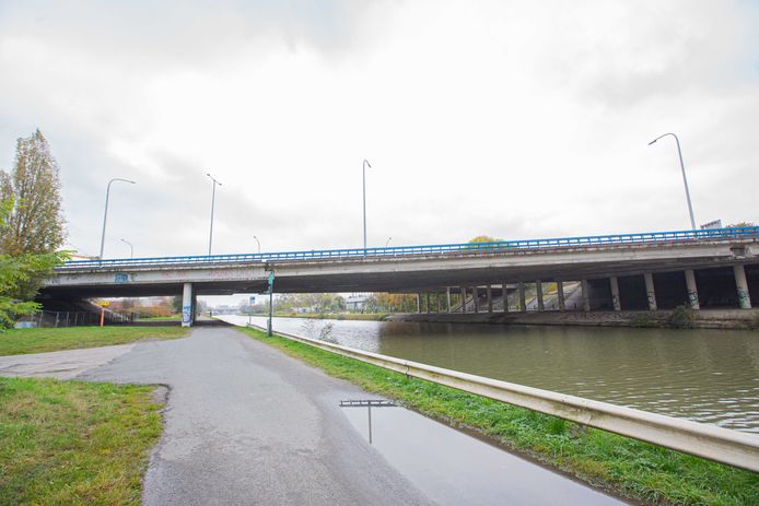 Eind vorig jaar werd de linkerkant doorzocht. Vandaag drongen de agenten binnen langs de andere zijde.