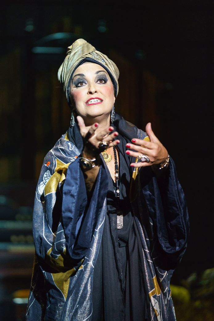Ria Jones als 'Norma Desmond'.
