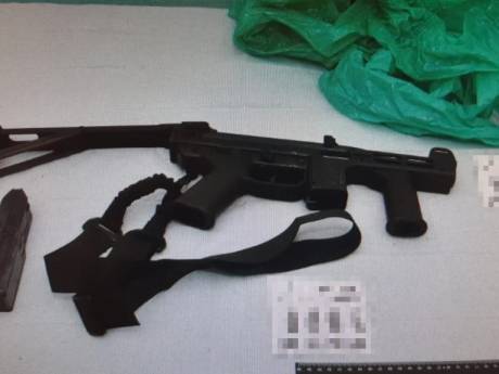 Dit zijn gevonden wapens en drugs uit ondergrondse ruimtes bij woonwagenkamp Oss