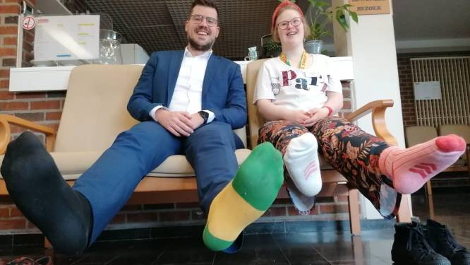 Burgemeester en Anne-Sophie van Down the Road trekken steunkousen aan voor Wereld Downsyndroom Dag