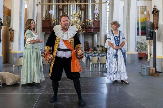 De Graaf van Rennenburg oefent op een zaterdagmiddag zijn rol voor het theaterspektakel, alvast op de daadwerkelijke locatie - de Clemenskerk.