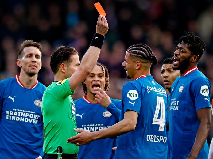 Armando Obispo krijgt rood van arbiter Danny Makkelie.