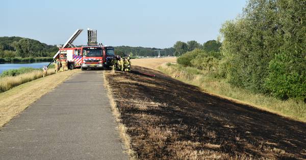 Ruim 100 meter aan berm in brand in Laag-Keppel