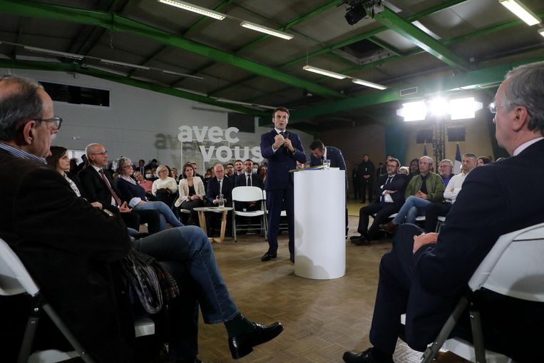 Macron op een bijeenkomst in Poissy, waarvan achteraf is gebleken dat de vragen, gesteld door een zorgvuldig geselecteerd publiek, vooraf samen met zijn campagneteam waren voorbereid en doorgepraat.   Beeld Photo News