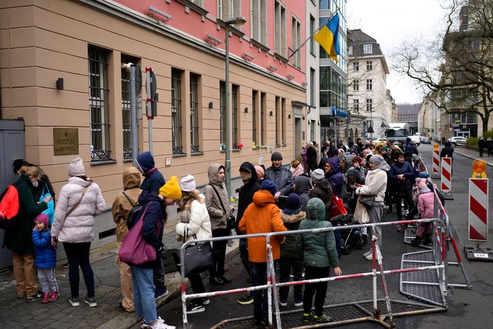 Vluchtelingen wachten aan de Oekraïense ambassade in Berlijn.