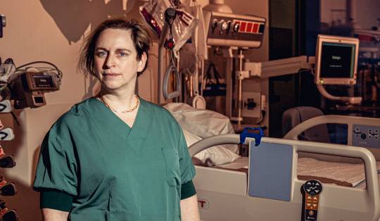 ‘Bij de eerste blik in de spiegel worden ze bijgestaan door een psycholoog’: chirurg Lieve De Cuyper over leven na zware brandwonden