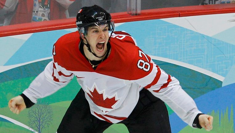 Canadees Sidney Crosby vlak na zijn winnende treffer in de Olympische finale tegen de VS in 2010 Beeld reuters