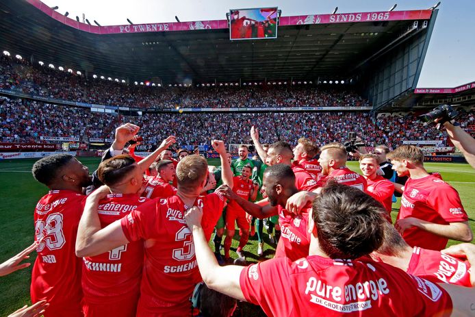 FC Twente viert feest.