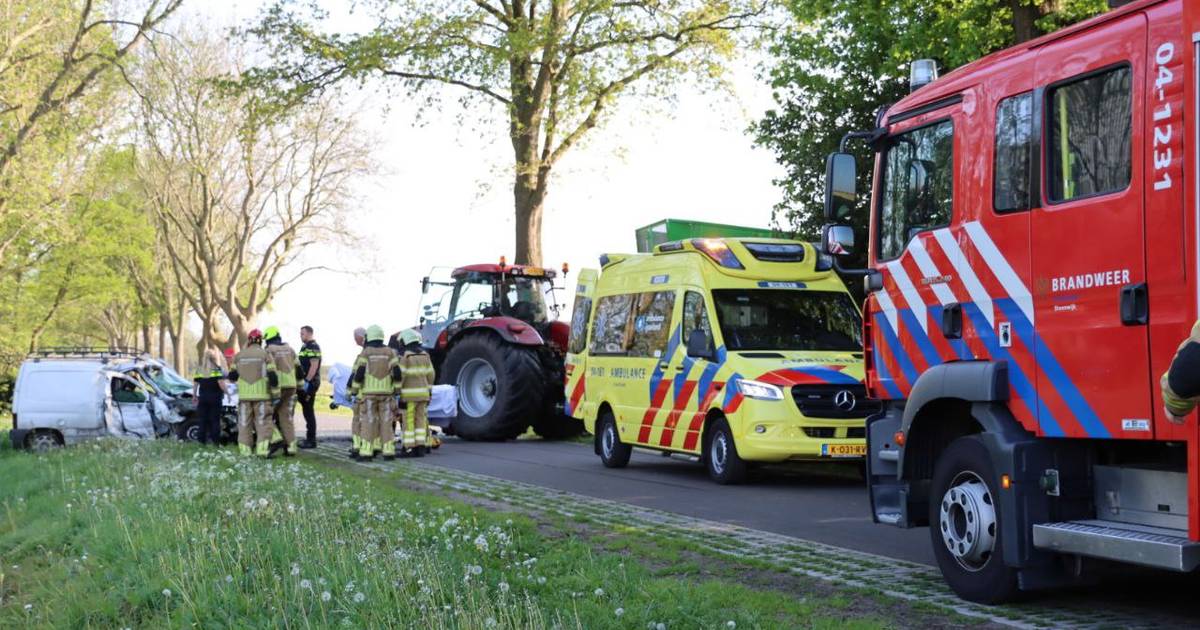 Bestelbus in botsing met trekker in Giethoorn: slachtoffer bekneld.