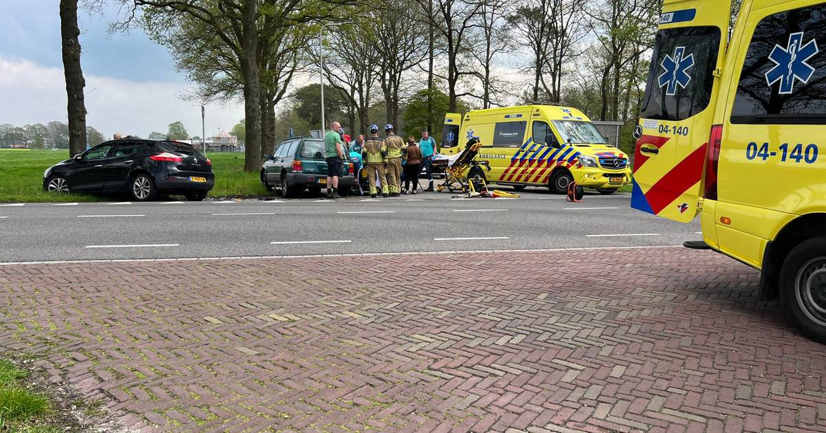 Meerdere gewonden bij aanrijding in buitengebied Hellendoorn.