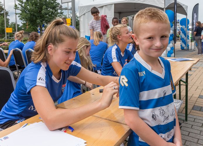 Middenveldster Nurija van Schoonhoven, die hier een handtekening uitdeelt, verkast van PEC Zwolle naar PSV.