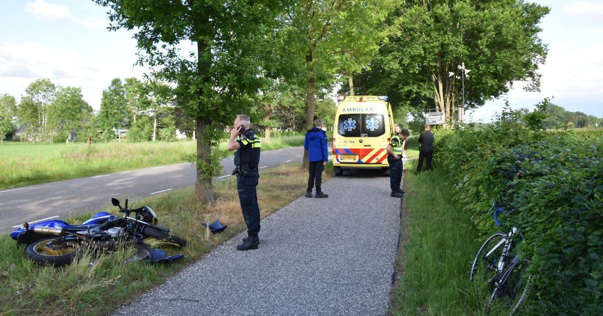 Wielrenner naar ziekenhuis na aanrijding met brommer bij De Wijk.
