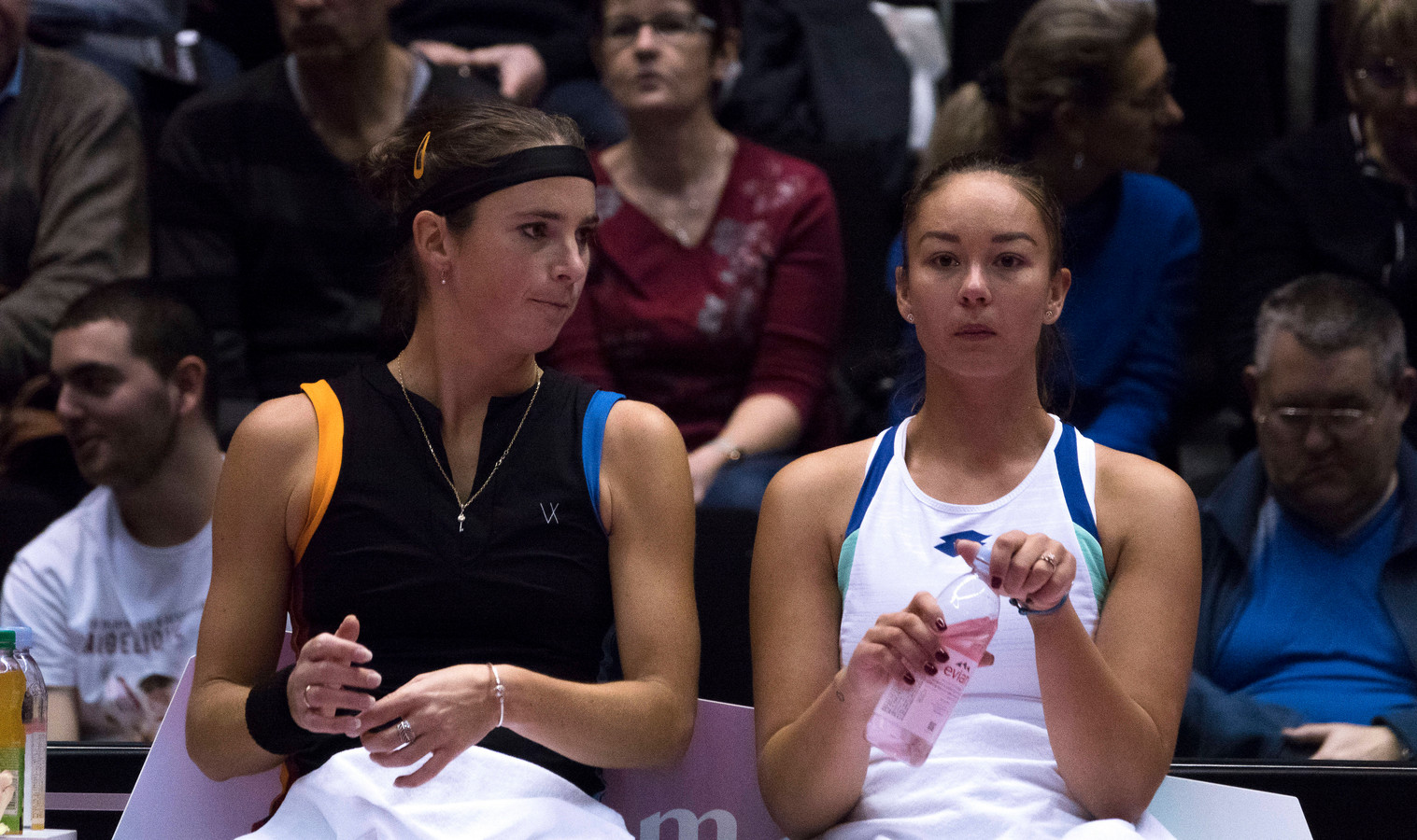 Lesley Pattinama-Kerkhove (rechts) tijdens haar laatste toernooi in Nice. Haar dubbelpartner Bibiane Schoofs (links) is één van haar concurrentes op het NK