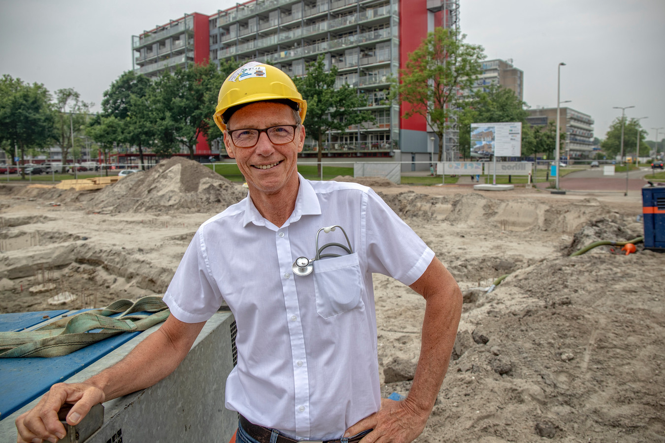 Archieffoto, Leo Nijessen bekeek de bouw van de nieuwe huisartsenpraktijk aan de Lupinesingel.