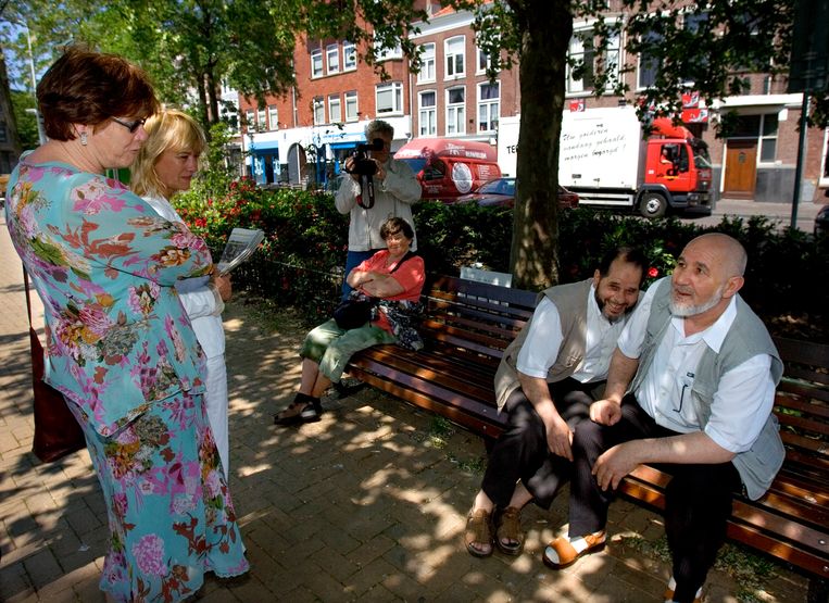  Ella Vogelaar, destijds  in gesprek met bewoners van de Haagse Stationsbuurt. Beeld ANP