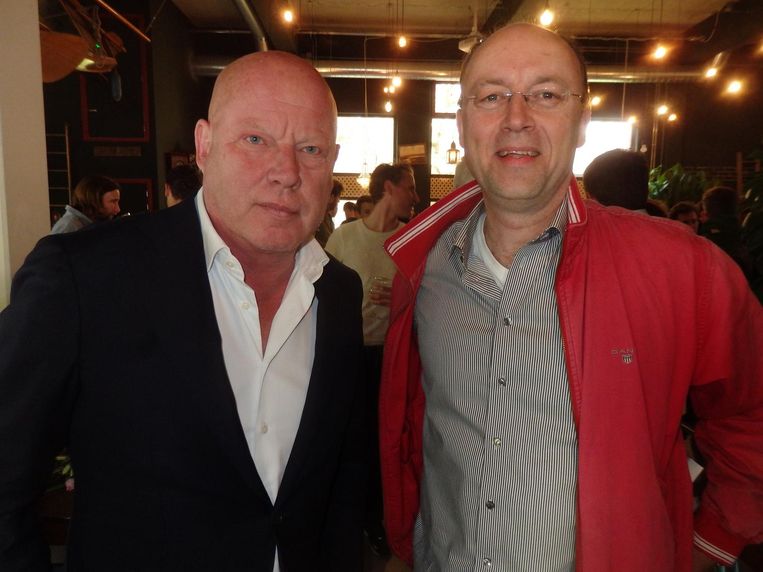 Journalist Frits Wester en Hans Zijlstra, redacteur Historische Vereniging Noordoost-Friesland. Dat noordoost is hier vanmiddag een dingetje. Dat blijken heel andere Friezen. Beeld Schuim