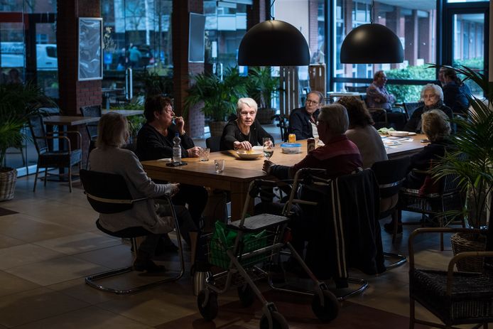 Restaurant De Vergulde Graaf is failliet en gesloten en dat is erg voor de sociale contacten van de bewoners van De Vier Gravinnen die nu in de gemeenschapsruimte bij elkaar komen om te praten, een drankje te drinken en te breien.