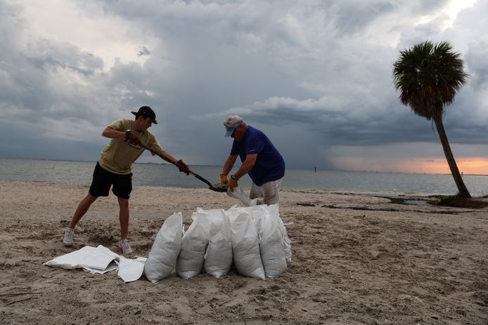 Rich en zijn zoon John (18) vullen zandzakjes op Ben T. Davis Beach in Tampa (Florida).