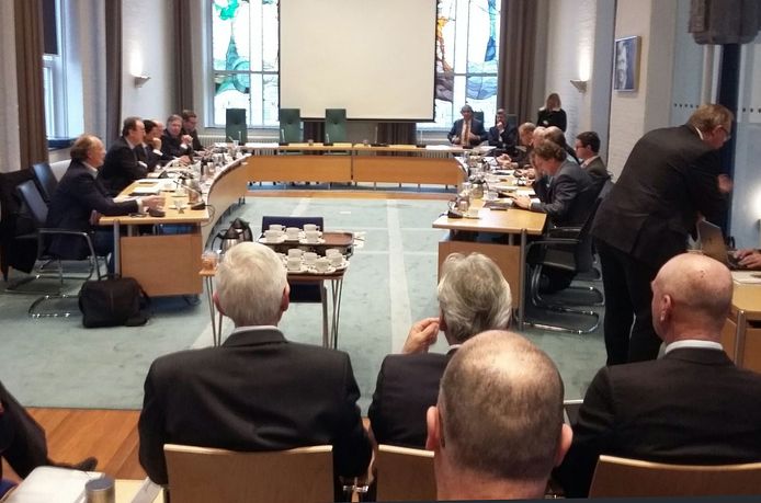 Het algemeen bestuur, bestaande uit de burgemeesters van de dertien gemeenten in Zeeland, is bijeen in Kapelle om het rapport over de Veiligheidsregio te presenteren.