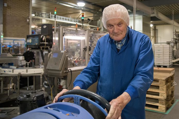 Jan Schaap is 85 en al zestig jaar in dienst van Van Delft. Hij krijgt woensdag  weer een jaar contractverlenging. De fabriek wil hem niet kwijt en Jan wil de fabriek niet kwijt.