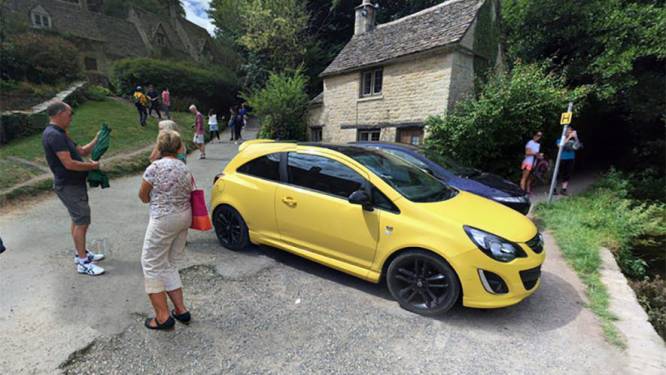 Oogverblindend geel eerbetoon voor vernield 'oerlelijk' autootje