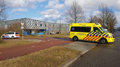 Automobilist rijdt fietser aan in Ede