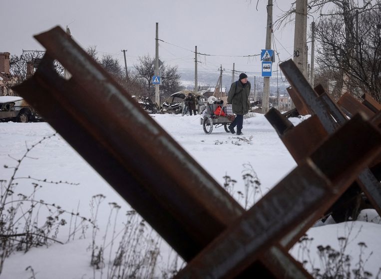 Inwoners van Bachmoet in de lege straten.  Beeld Reuters
