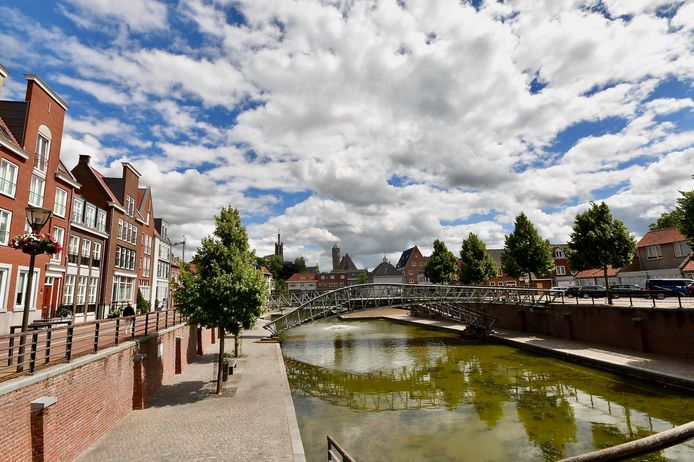 BIERKAAI
De Bierkaai in Hulst ligt er prachtig bij op een zonnige dag, maar de wattige wolken geven de foto net dat beetje extra.