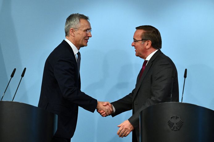 Il capo della NATO Jens Stoltenberg (a sinistra) e il ministro degli Esteri tedesco Boris Pistorius a Berlino martedì scorso.