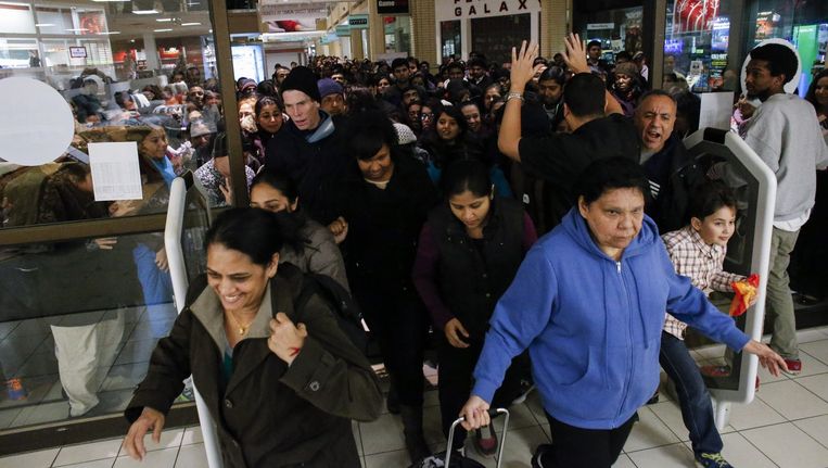 Tijdens Black Friday gaan veel Amerikanen op koopjesjacht, zoals in dit winkelcentrum in Jersey City. Beeld afp